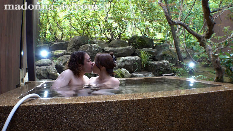 露天風呂での風間ゆみと男優のキス